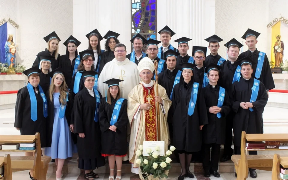 Grup de seminariști, absolvenți, surori și clerici ai Institutului Teologic Romano-Catolic „Sfântul Iosif” din Iași, fotografiați într-o biserică.