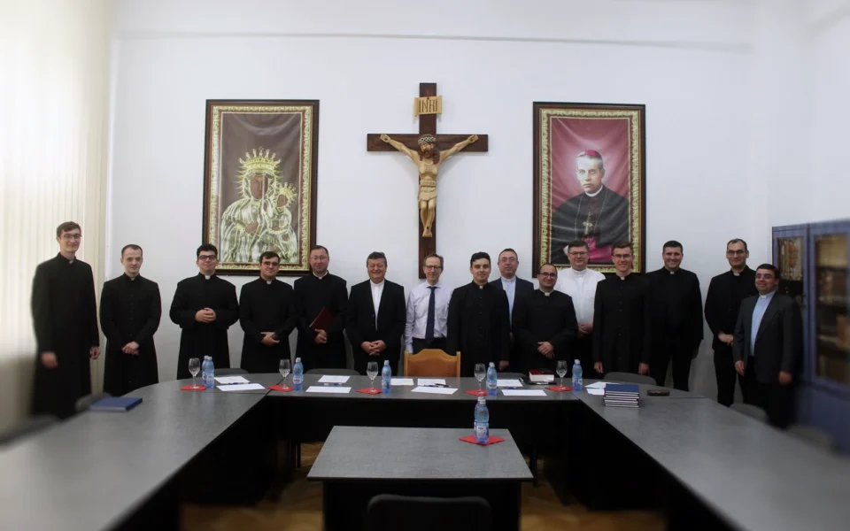 Membri ai echipei formative a Institutului Teologic Romano-Catolic „Sfântul Iosif” din Iași, împreună cu câțiva studenți din anii superiori.