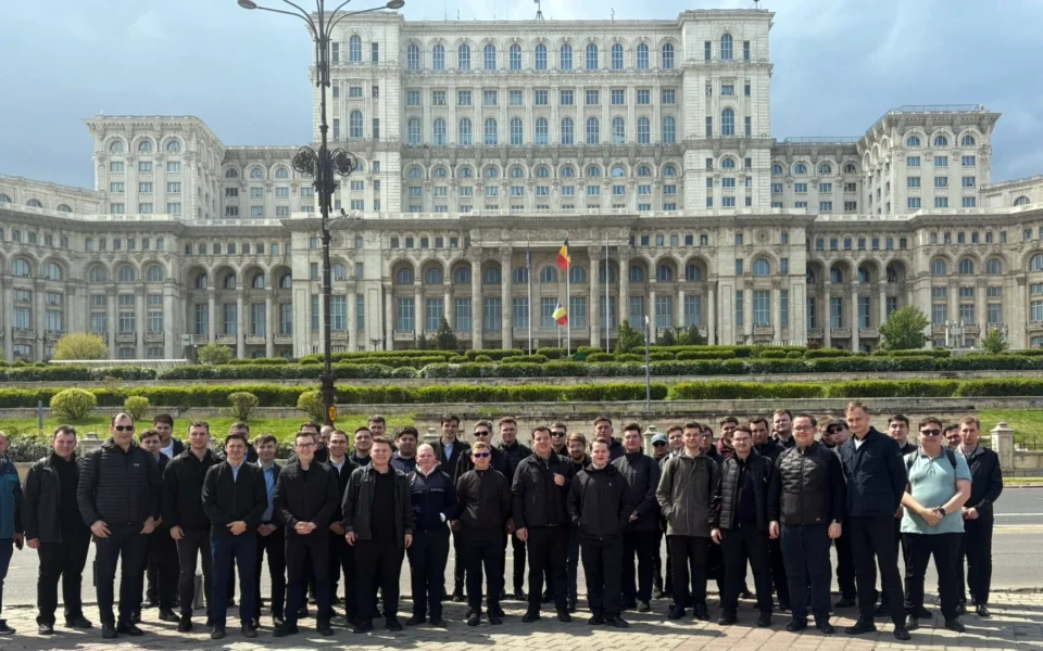 Grup de seminariști ai Institutului Teologic Romano-Catolic „Sfântul Iosif” din Iași, fotografiați în timpul unei vizite formative.