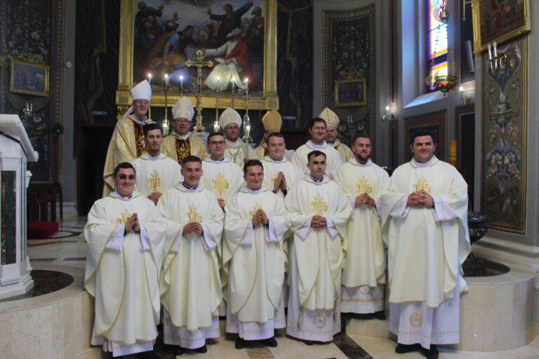 Hirotonirea prezbiterală a 10 diaconi