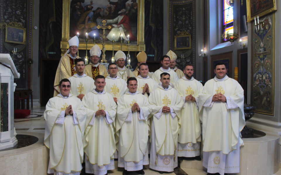 Hirotonirea prezbiterală a 10 diaconi