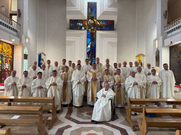 Sfânta Liturghie de mulțumire a noilor prezbiteri și a promoției 1975