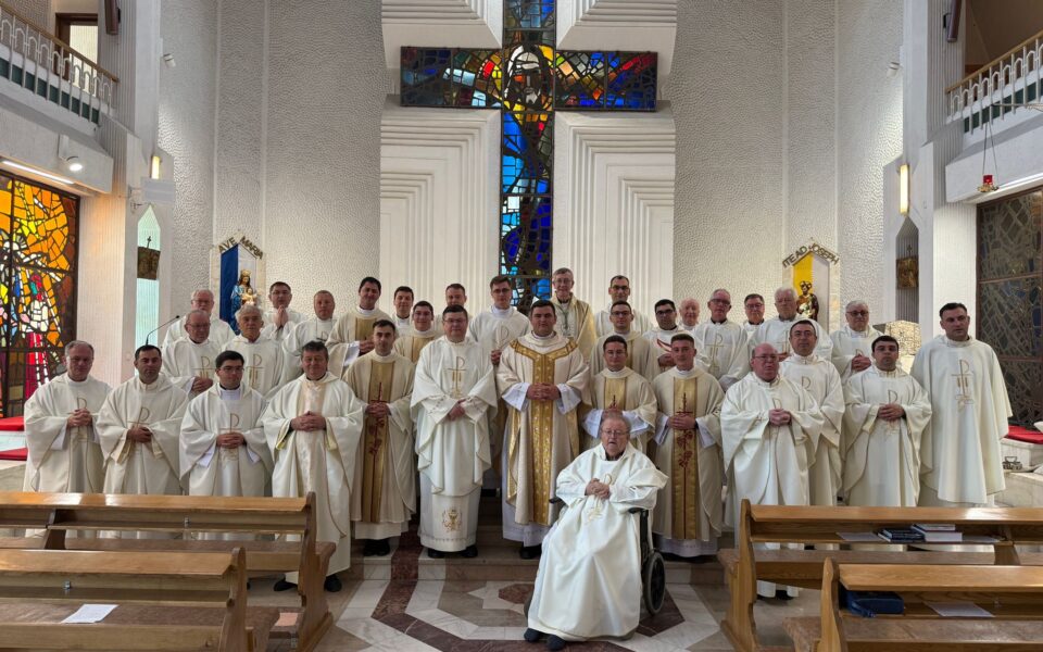 Sfânta Liturghie de mulțumire a noilor prezbiteri și a promoției 1975