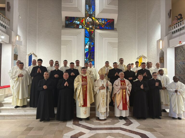 Admiterea studenţilor din anul III printre candidaţii la Ordinele Sacre