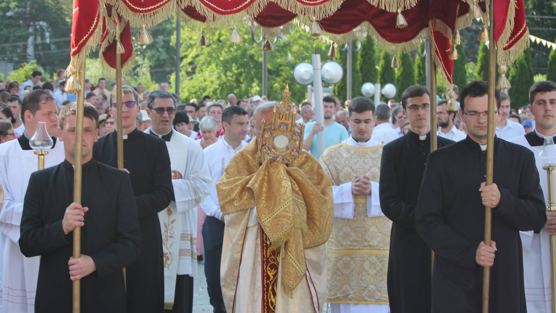 Procesiunea cu Preasfântul Sacrament pe străzile Iașiului