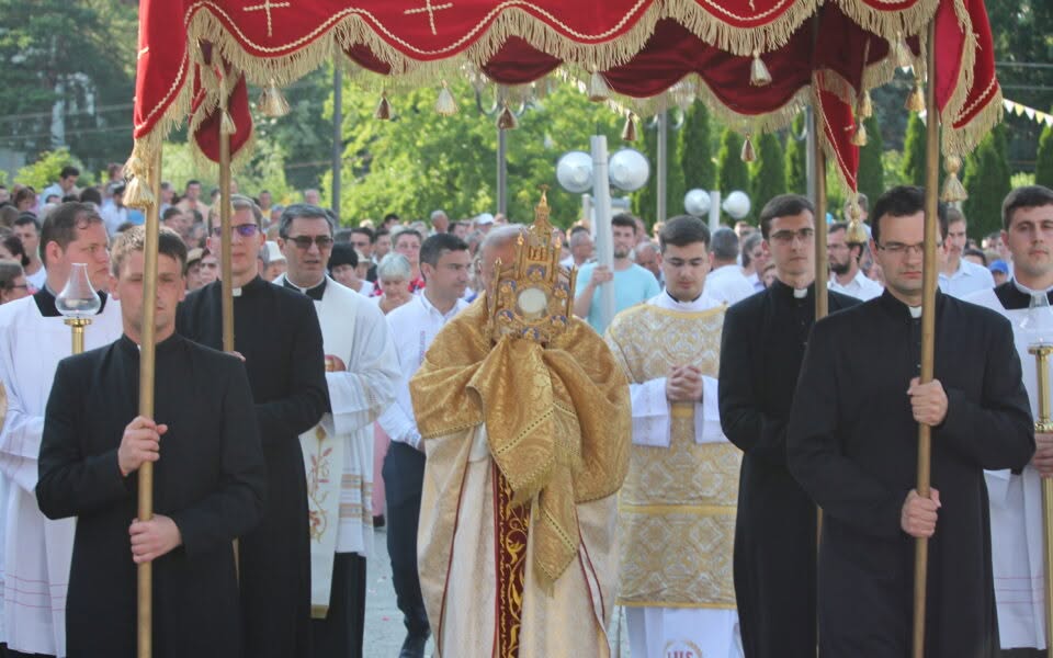 Procesiunea cu Preasfântul Sacrament pe străzile Iașiului