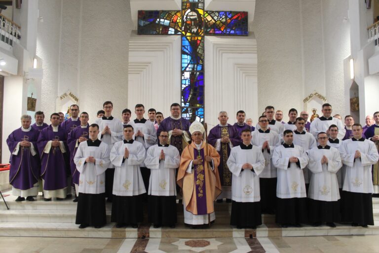 Administrarea slujirii lectoratului şi acolitatului