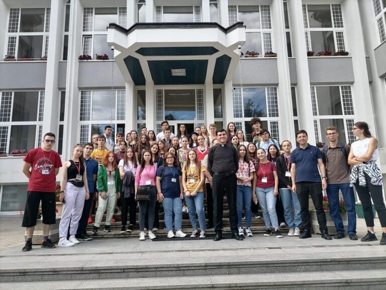 Seminariști implicați la „Școala de vară”