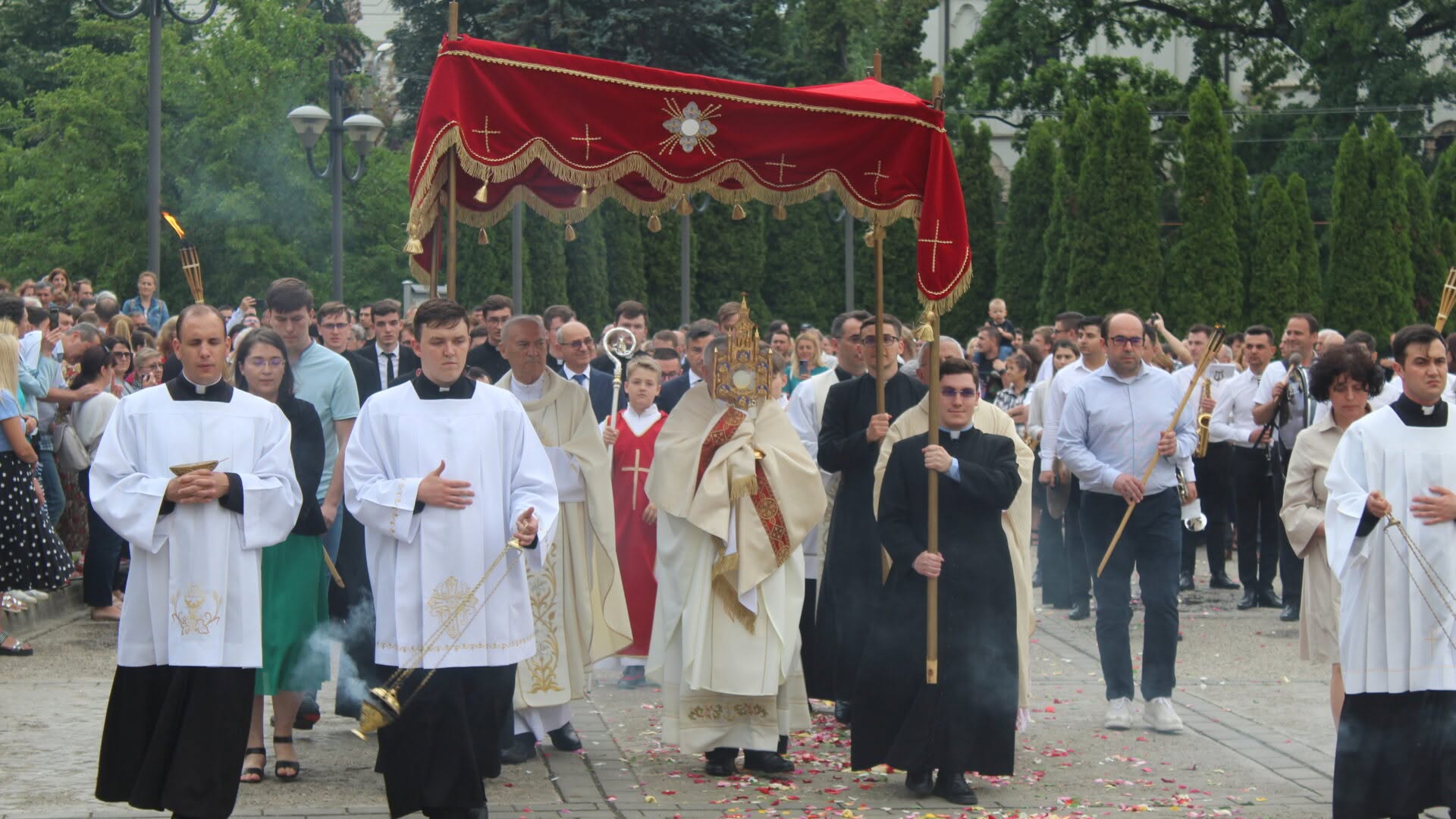 Procesiunea cu Preasfântul Sacrament pe străzile Iașiului