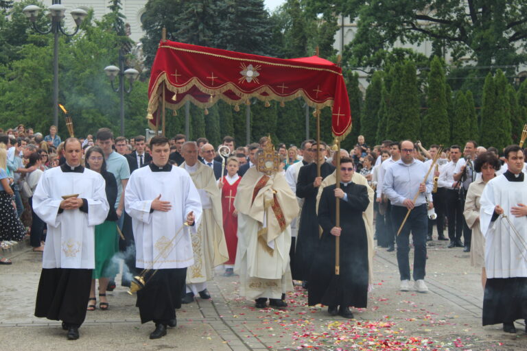 Procesiunea cu Preasfântul Sacrament pe străzile Iașiului
