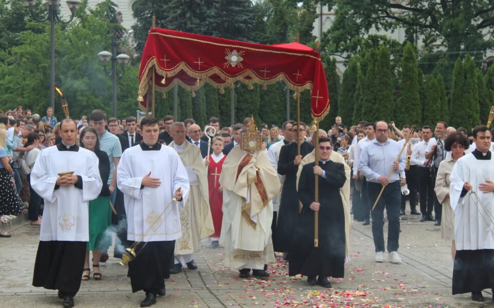 Procesiunea cu Preasfântul Sacrament pe străzile Iașiului