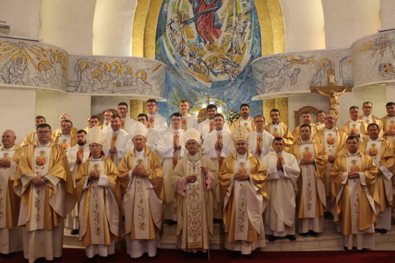 Hirotonirea întru Preoţie a doisprezece diaconi