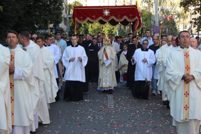 Procesiunea cu Preasfântul Sacrament pe străzile Iașiului
