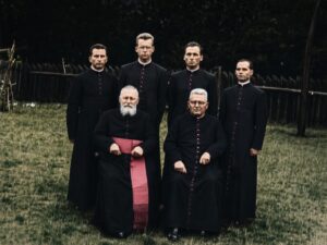 Grup de clerici fotografiați într-un cadru exterior, imagine de arhivă legată de istoria Seminarului Catolic din Iași.