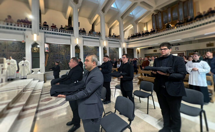 Candidați în timpul celebrării de Admissio la Seminarul Mare Diecezan din Iași