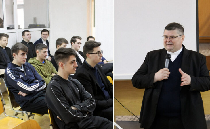 Rectorul Seminarului Mare Diecezan din Iași în dialog cu tineri participanți la o întâlnire de orientare vocațională