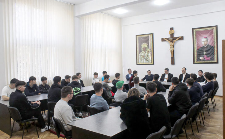 Rectorul Seminarului Mare Diecezan din Iași în dialog cu tineri participanți la Zilele Porților Deschise