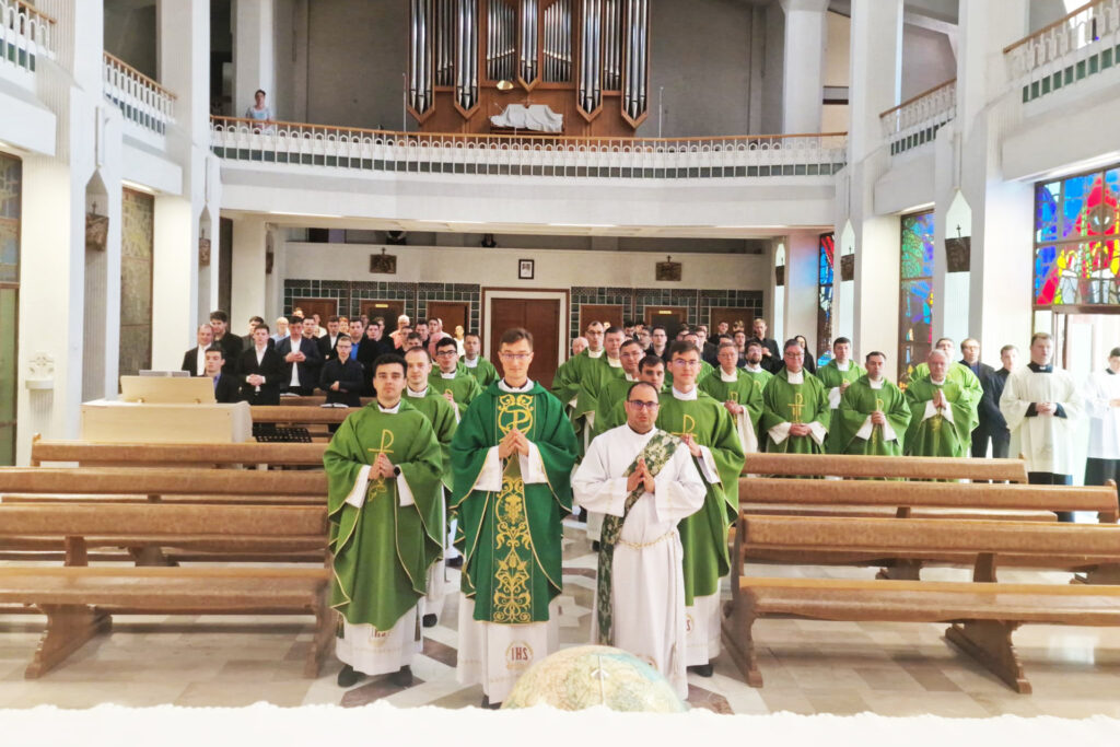 Prima Sfântă Liturghie a preoților nou-sfințiți în capela Seminarului mare diecezan